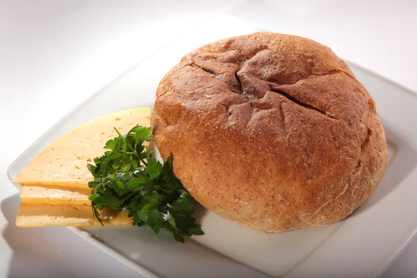 Pão Pita Prato Branco Com Fatias Queijo — Fotografia de Stock