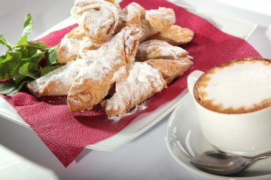 Şekerli kurabiye ve sade kahve.