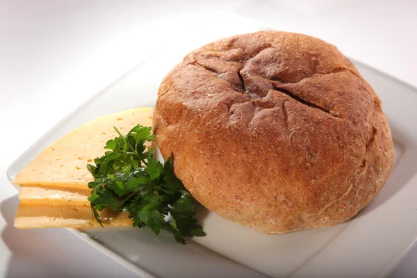 Pão Pita Prato Branco Com Fatias Queijo — Fotografia de Stock