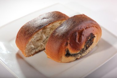 topuz ile beyaz zemin üzerine haşhaş tohumu