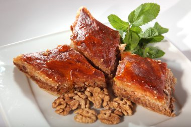 Beyaz tabakta fındıklı doğu tatlılığı