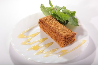 Ballı kek, naneli tabakta.