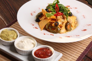 Nachos ve sos soslu salata ve ekşi krema.