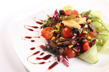 Biftek ve salatalık tabakta.