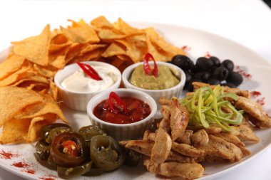 Domates ve zeytinli Meksika cipsi.