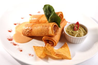 Et sosu ve Guakamole rulo