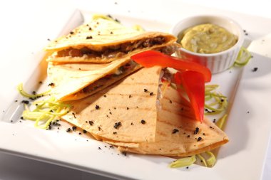 Et sosu ve Guakamole ile Meksika Tortilla