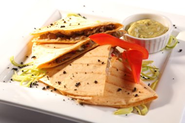 Et sosu ve Guakamole ile Meksika Tortilla