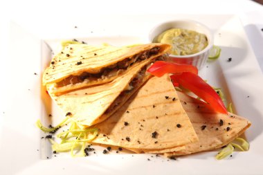 Et sosu ve Guakamole ile Meksika Tortilla