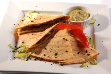 Et sosu ve Guakamole ile Meksika Tortilla