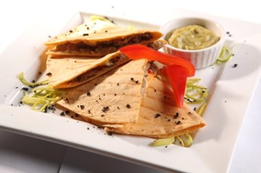 Et sosu ve Guakamole ile Meksika Tortilla