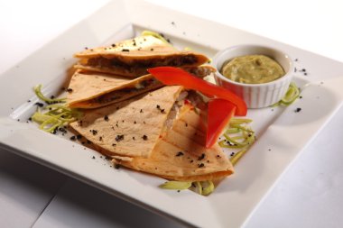 Et sosu ve Guakamole ile Meksika Tortilla