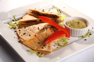 Et sosu ve Guakamole ile Meksika Tortilla