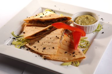 Et sosu ve Guakamole ile Meksika Tortilla