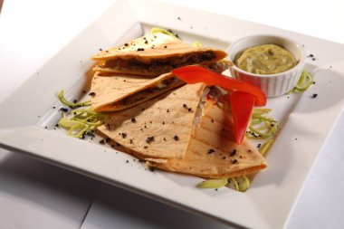 Et sosu ve Guakamole ile Meksika Tortilla