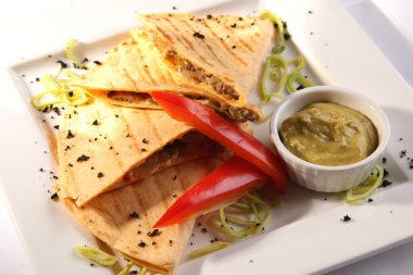 Et sosu ve Guakamole ile Meksika Tortilla