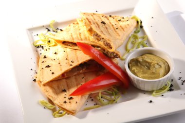 Et sosu ve Guakamole ile Meksika Tortilla