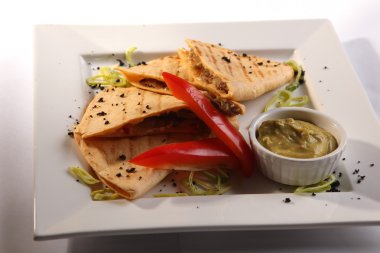 Et sosu ve Guakamole ile Meksika Tortilla