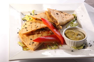 Et sosu ve Guakamole ile Meksika Tortilla