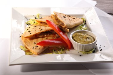 Et sosu ve Guakamole ile Meksika Tortilla