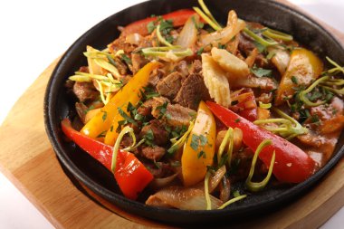 biftek ve Meksika baharat ile sıcak tava