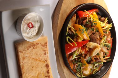 biftek ve Meksika baharat ile sıcak tava