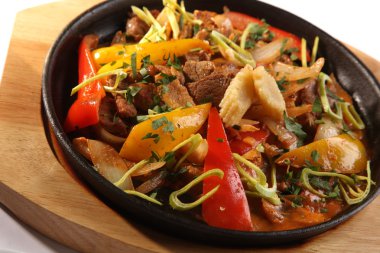 biftek ve Meksika baharat ile sıcak tava