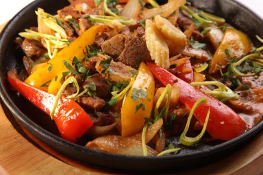 biftek ve Meksika baharat ile sıcak tava