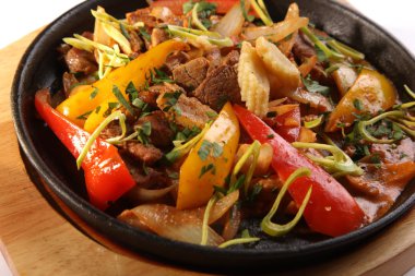 biftek ve Meksika baharat ile sıcak tava