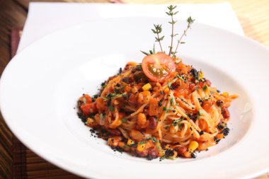 Meksika usulü spagetti plaka üzerinde