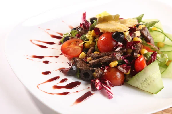 Salat Mit Rindfleisch Und Gurken Auf Teller — Stockfoto