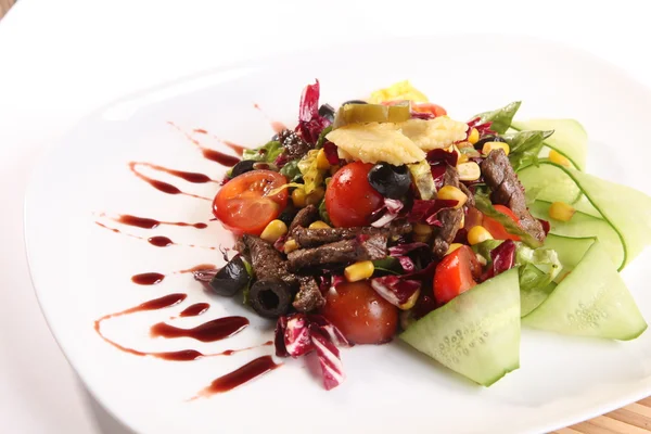 Salat Mit Rindfleisch Und Gurken Auf Teller — Stockfoto