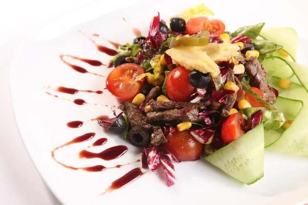 Salat Mit Rindfleisch Und Gurken Auf Teller — Stockfoto