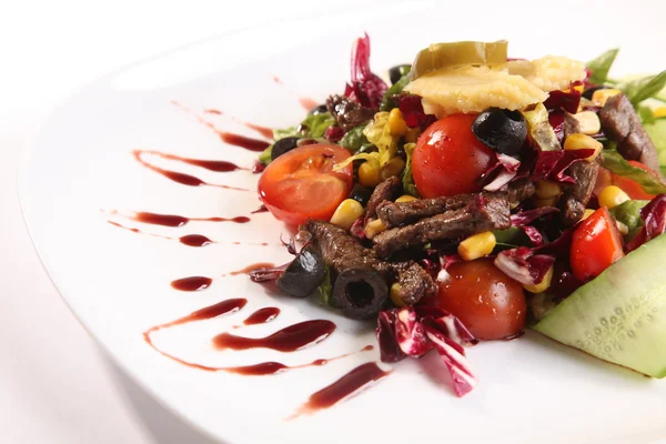 Salat Mit Rindfleisch Und Gurken Auf Teller — Stockfoto