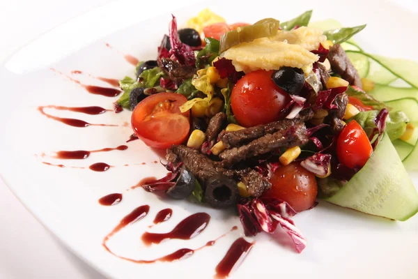 Salat Mit Rindfleisch Und Gurken Auf Teller — Stockfoto