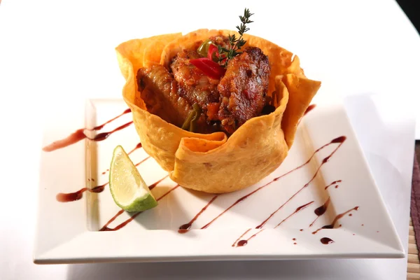 Жареные куриные крылышки с соусом в мексиканской тортилье — стоковое фото