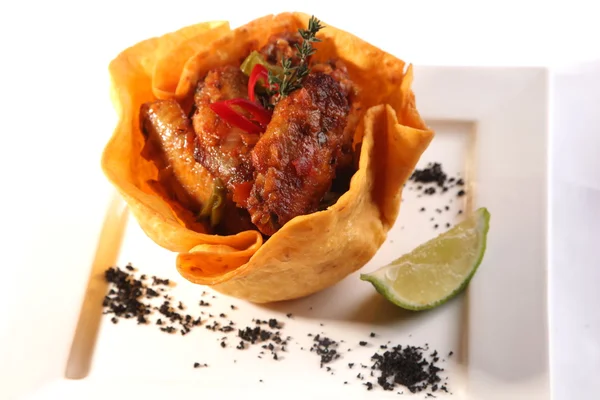 Жареные куриные крылышки с соусом в мексиканской тортилье — стоковое фото