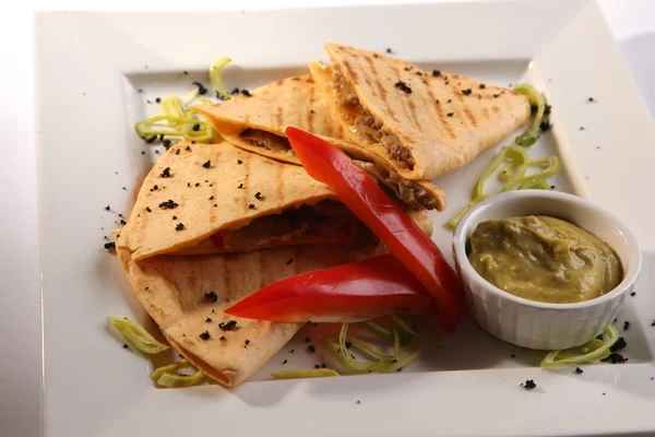 Мексиканская тортилья с мясным соусом и гуакамоле — стоковое фото