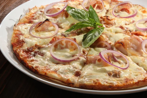 Pizza con diversi formaggi ed erba cipollina — Foto Stock