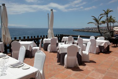 Beyaz masa örtüsü restoran ve Deniz Manzaralı