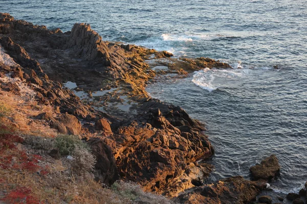 Siyah taşlar üzerinde sörf — Stok fotoğraf