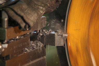 Kesici uzak metal iş parçası giyer