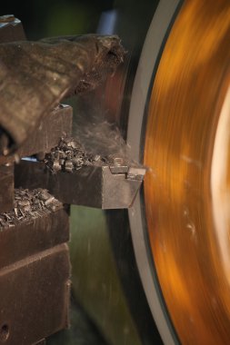 Kesici uzak metal iş parçası giyer