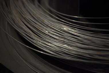 Karanlıkta kıvrılmış tel