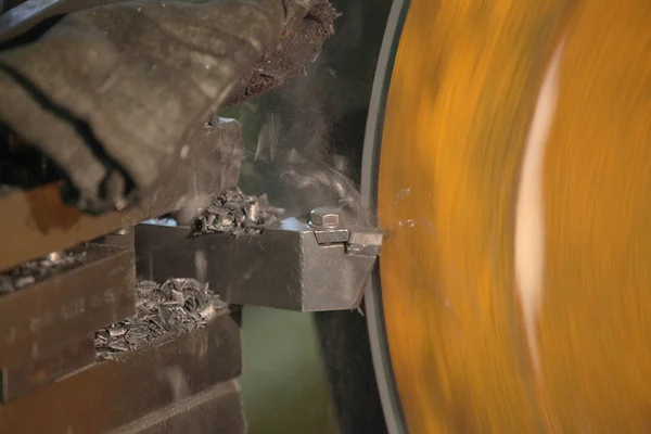 Fräser verschleißt Metallwerkstück — Stockfoto