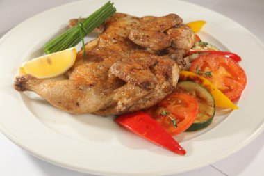 Sebze üzerine tabaka ve tabakta biber