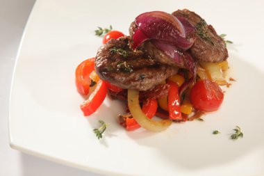 Tabaktaki sebzelerde et madalyonları