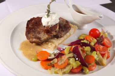 Sebzeli et ve tabakta sos.