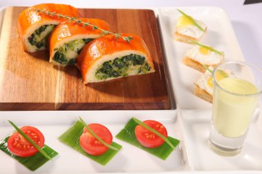 Soğanlı aperatif ve tabakta yumurta.