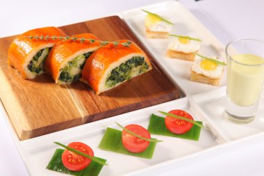 Soğanlı aperatif ve tabakta yumurta.